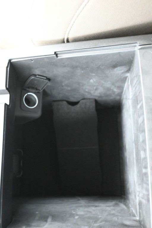 Ford Explorer Vehicle Full-screen Gallery Image 16