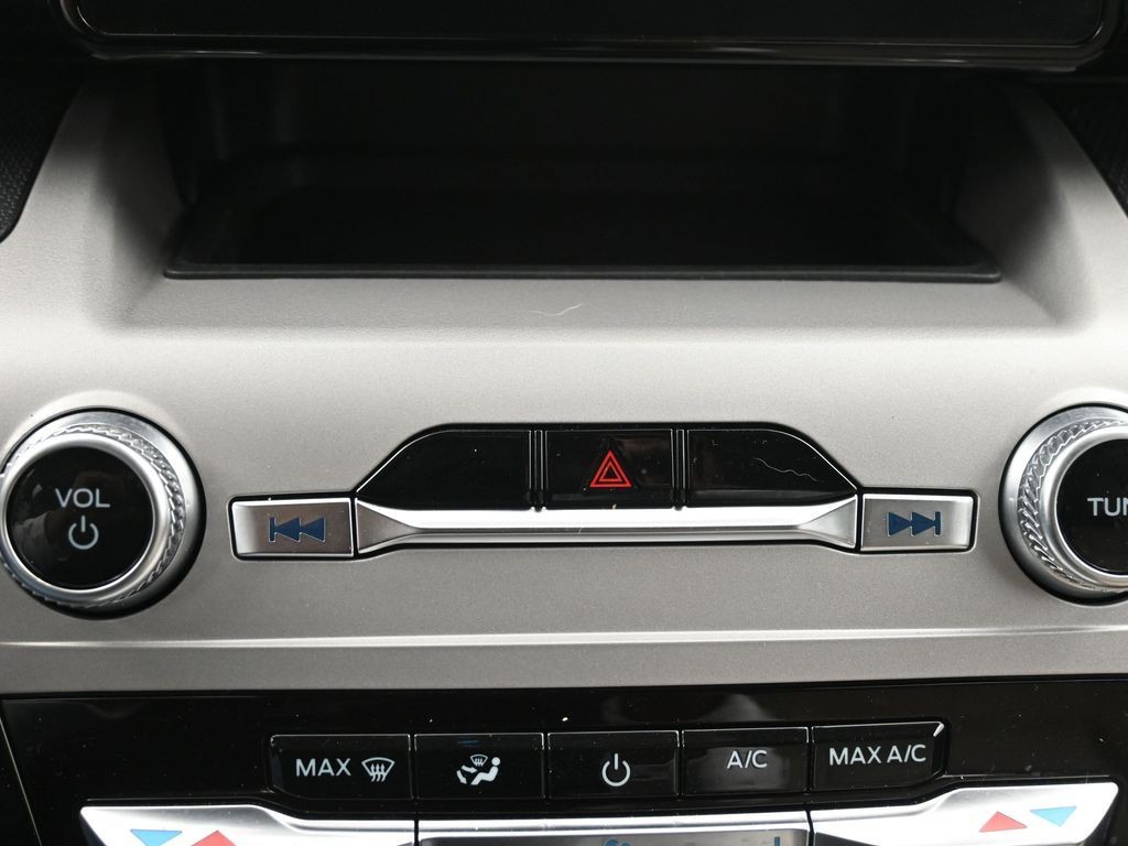 Ford Explorer Vehicle Full-screen Gallery Image 13