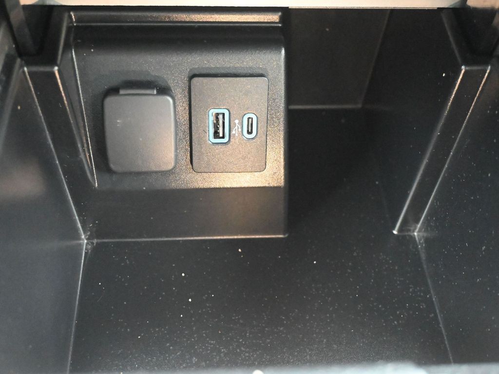 Ford Explorer Vehicle Full-screen Gallery Image 15