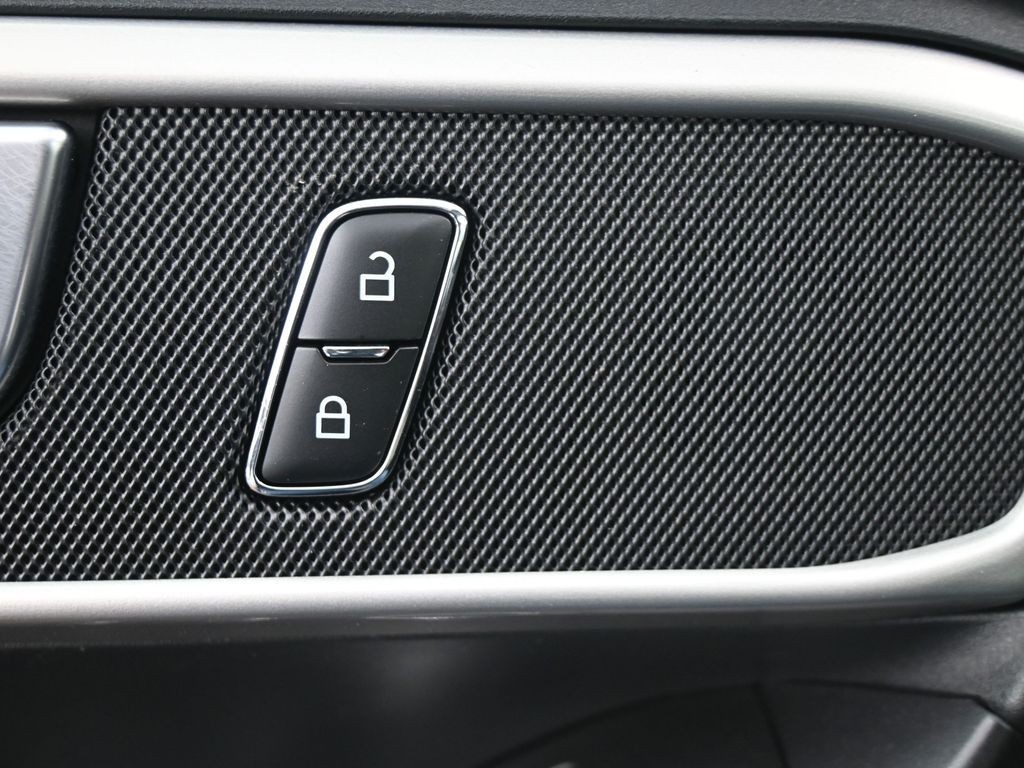 Ford Explorer Vehicle Full-screen Gallery Image 23