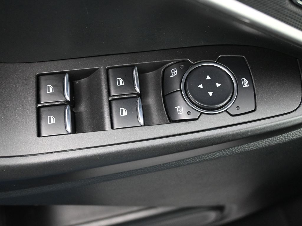 Ford Explorer Vehicle Full-screen Gallery Image 24