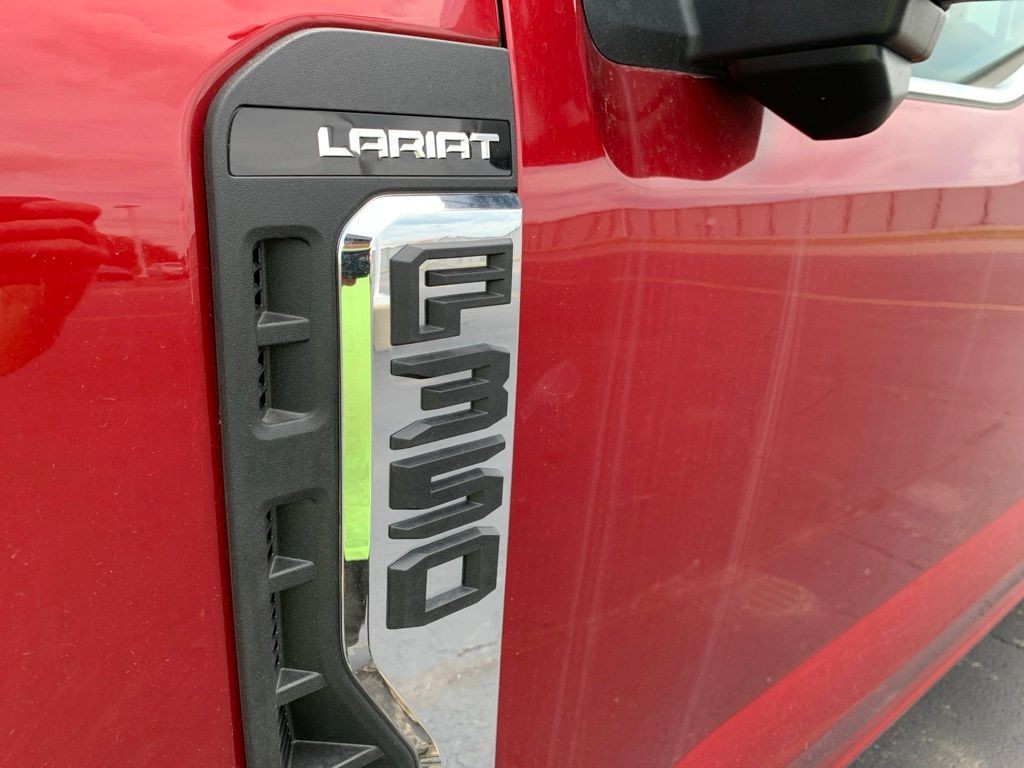 Ford F-350SD Vehicle Full-screen Gallery Image 3