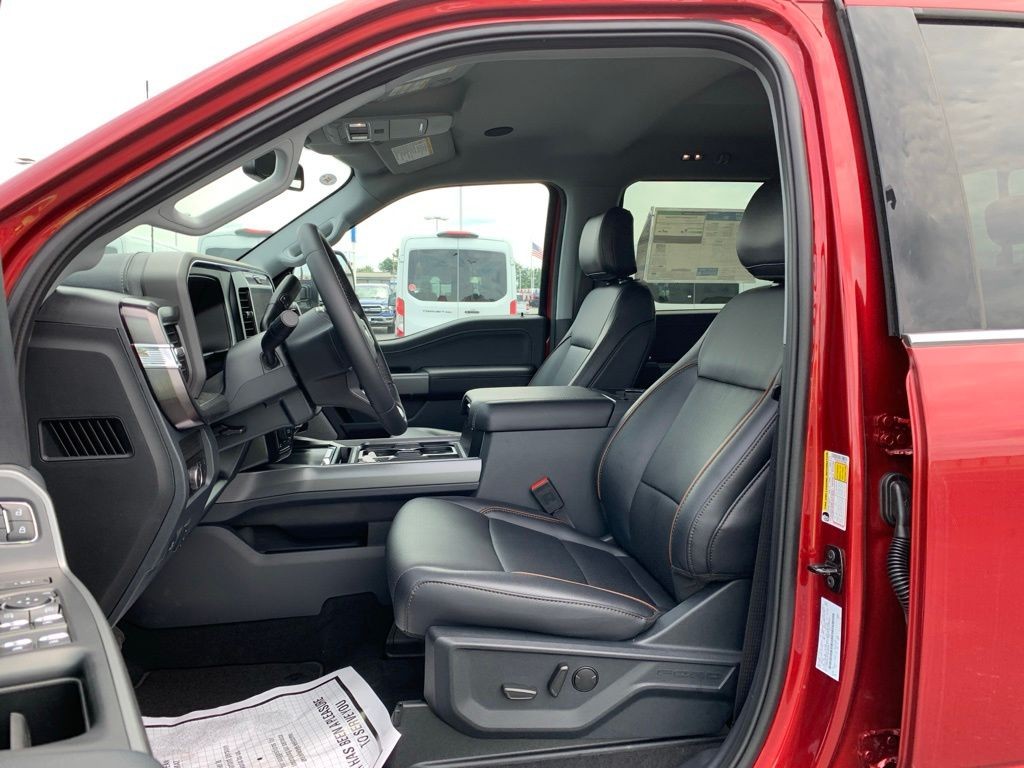 Ford F-350SD Vehicle Full-screen Gallery Image 4