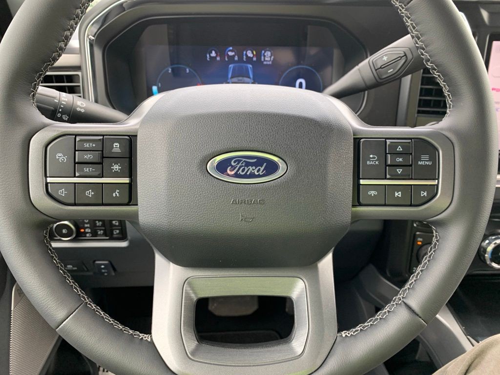 Ford F-350SD Vehicle Full-screen Gallery Image 12
