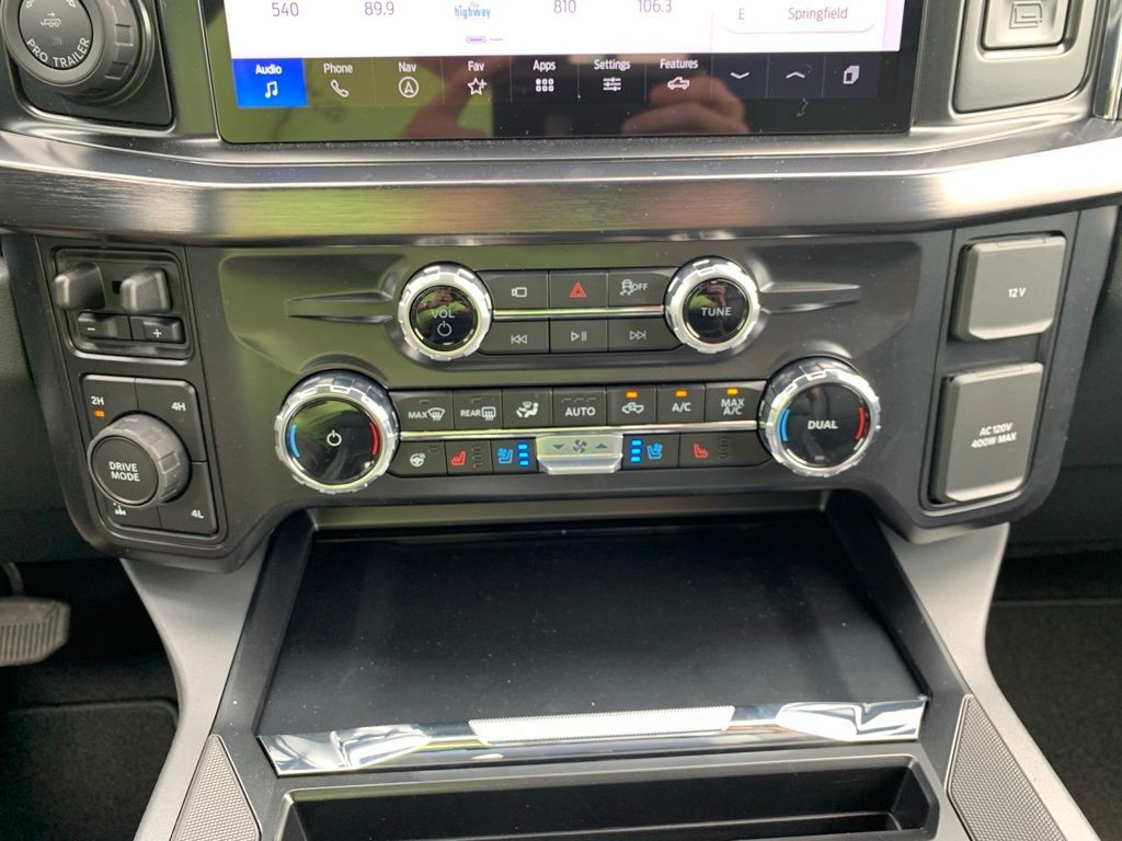 Ford F-350SD Vehicle Full-screen Gallery Image 15