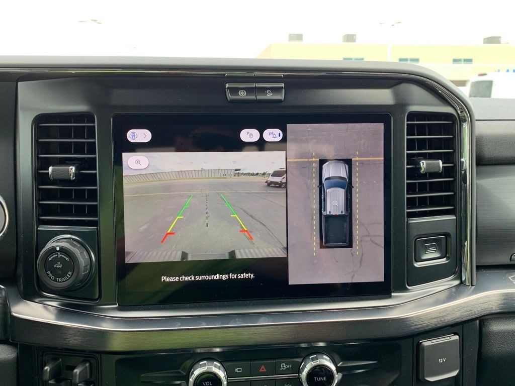 Ford F-350SD Vehicle Full-screen Gallery Image 16