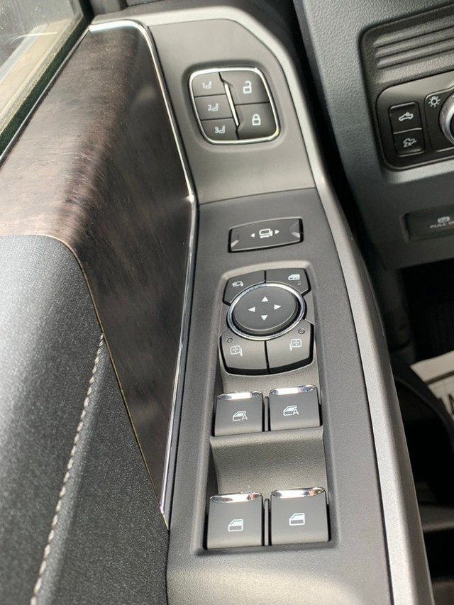 Ford F-350SD Vehicle Full-screen Gallery Image 10
