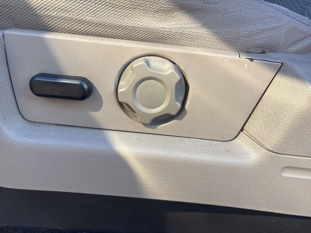 Ford F-150 Vehicle Full-screen Gallery Image 2