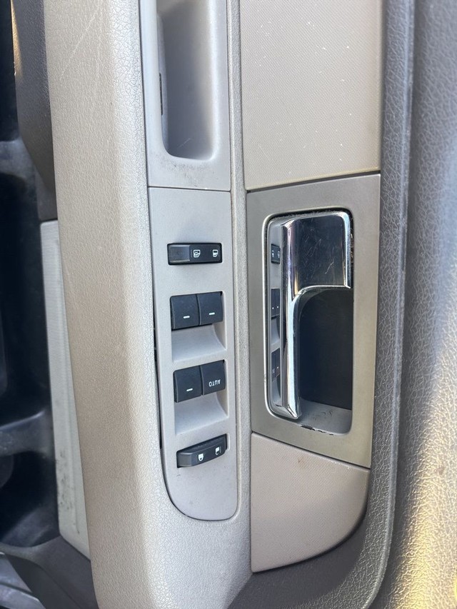 Ford F-150 Vehicle Full-screen Gallery Image 9