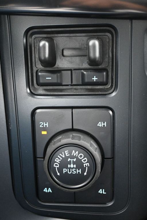Ford F-150 Vehicle Full-screen Gallery Image 16
