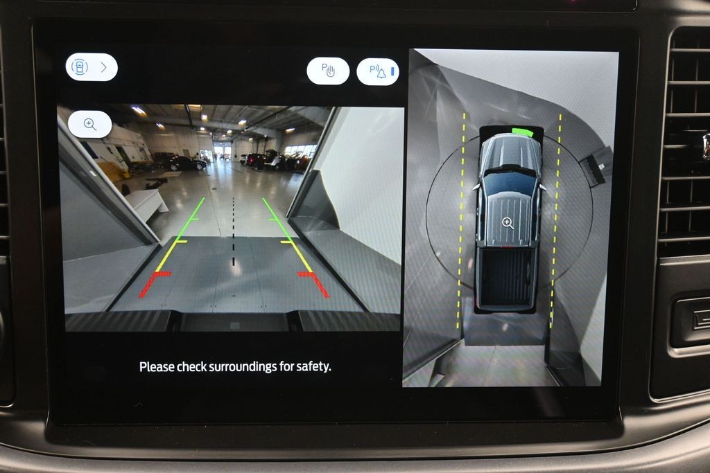 Ford F-150 Vehicle Full-screen Gallery Image 12