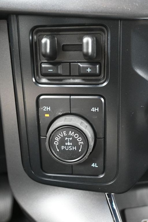 Ford F-150 Vehicle Full-screen Gallery Image 16
