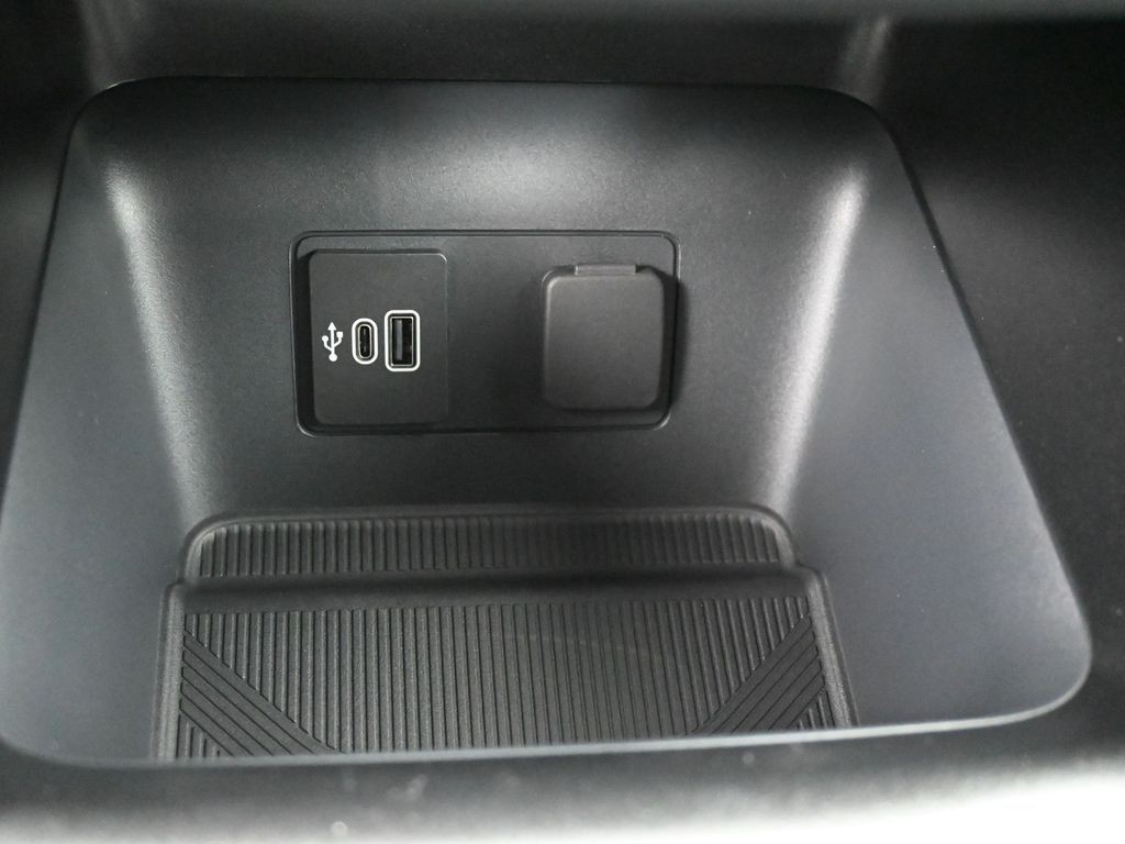 Ford Explorer Vehicle Full-screen Gallery Image 13