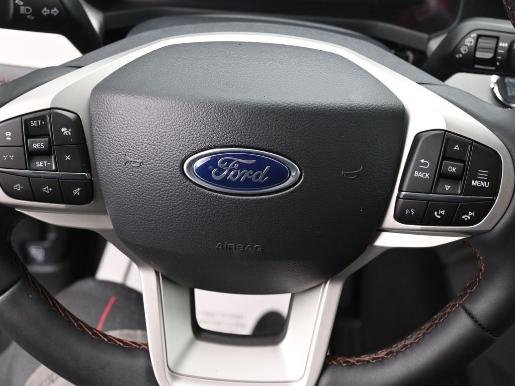 Ford Explorer Vehicle Full-screen Gallery Image 15