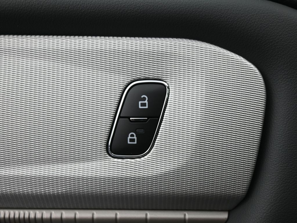 Ford Explorer Vehicle Full-screen Gallery Image 17