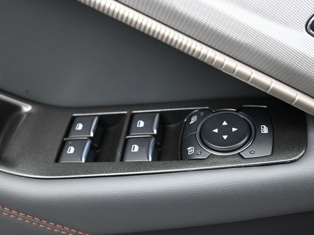 Ford Explorer Vehicle Full-screen Gallery Image 18