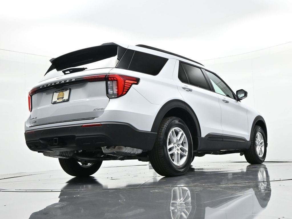 Ford Explorer Vehicle Full-screen Gallery Image 26