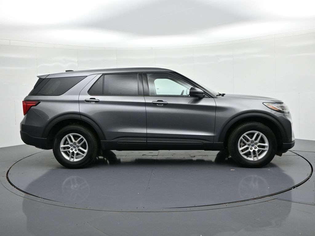 Ford Explorer Vehicle Full-screen Gallery Image 5