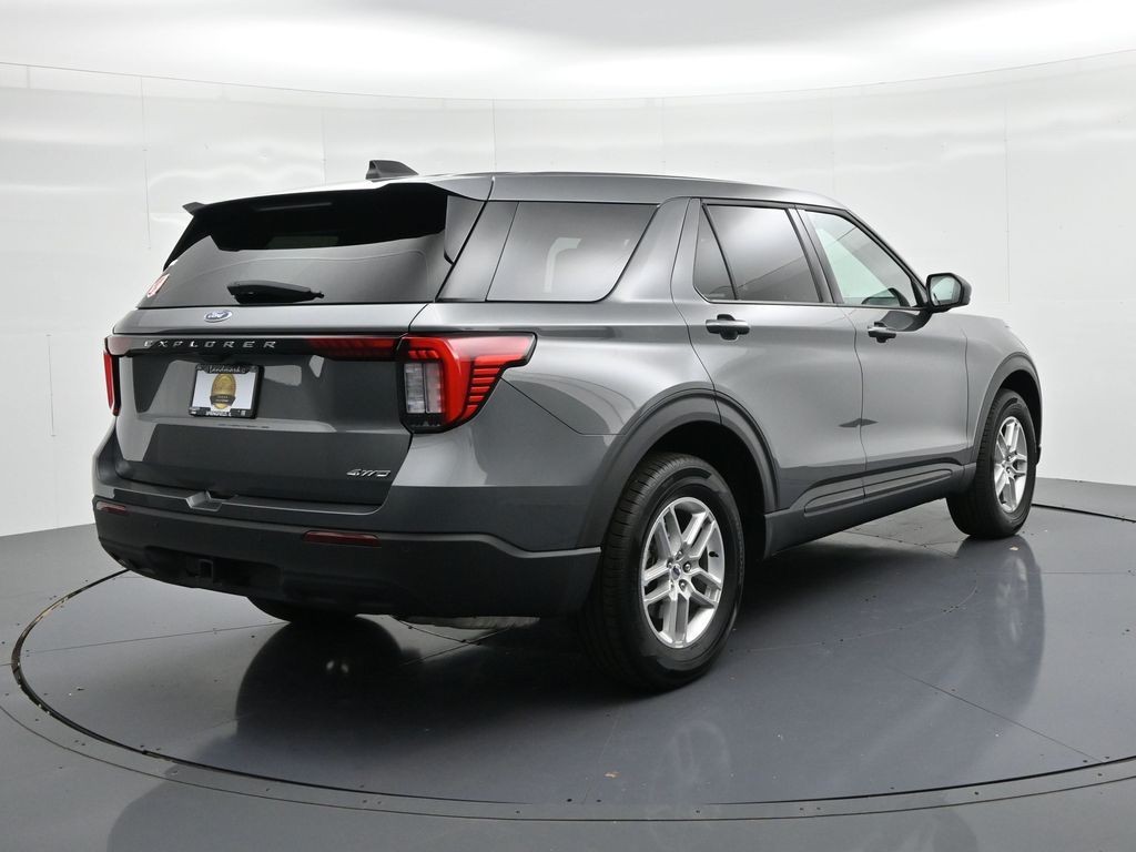 Ford Explorer Vehicle Full-screen Gallery Image 6