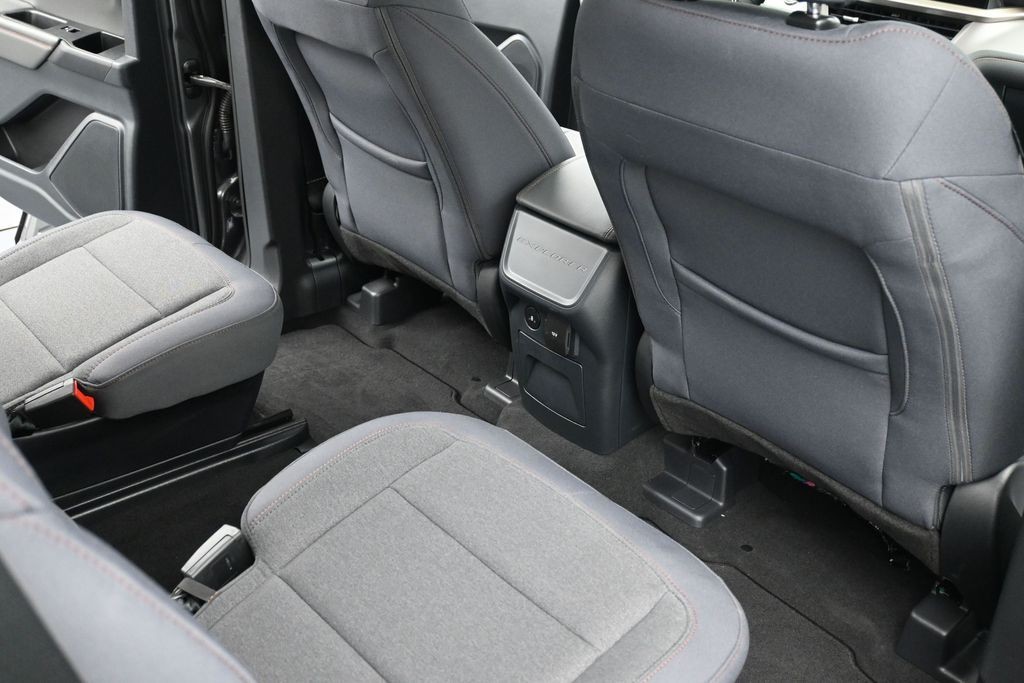 Ford Explorer Vehicle Full-screen Gallery Image 10