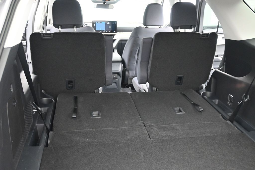 Ford Explorer Vehicle Full-screen Gallery Image 11