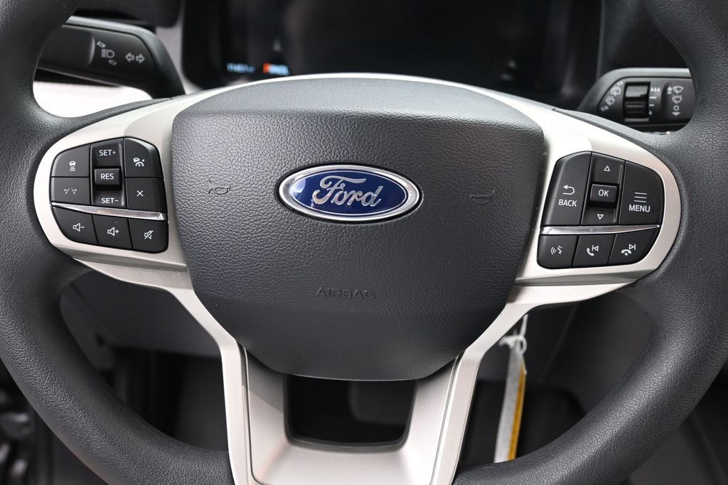 Ford Explorer Vehicle Full-screen Gallery Image 15