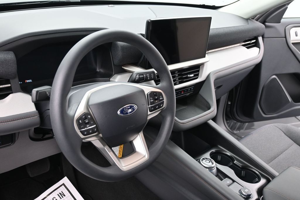 Ford Explorer Vehicle Full-screen Gallery Image 16
