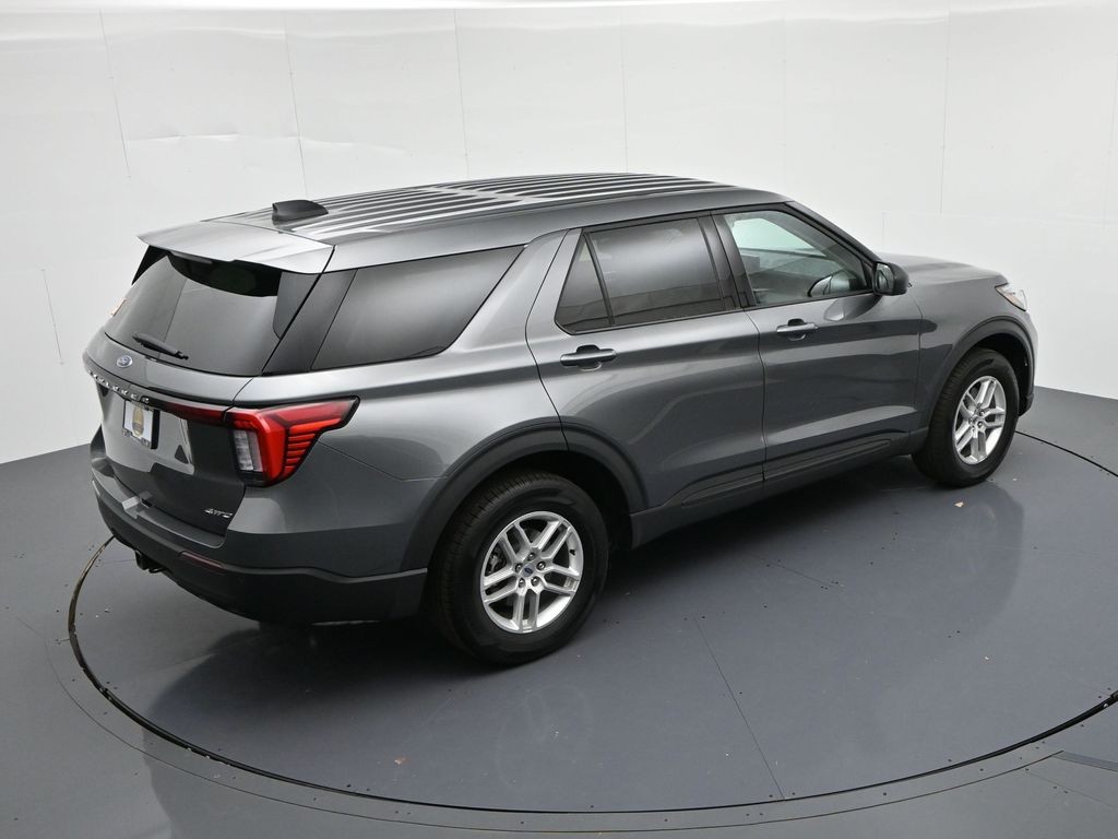 Ford Explorer Vehicle Full-screen Gallery Image 18