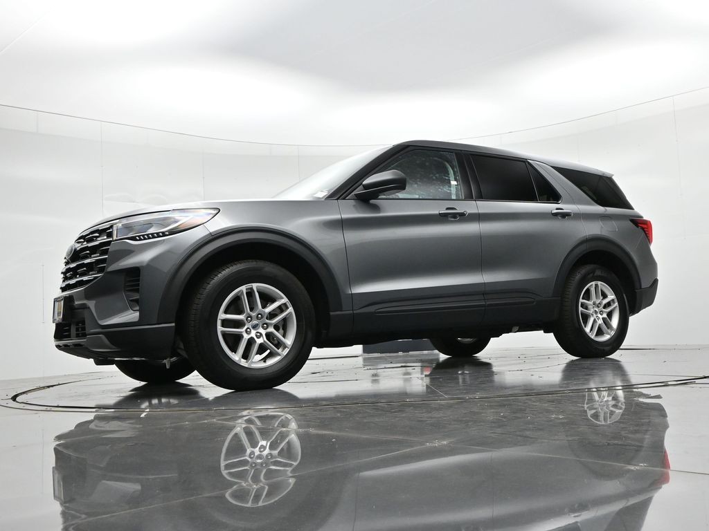 Ford Explorer Vehicle Full-screen Gallery Image 22