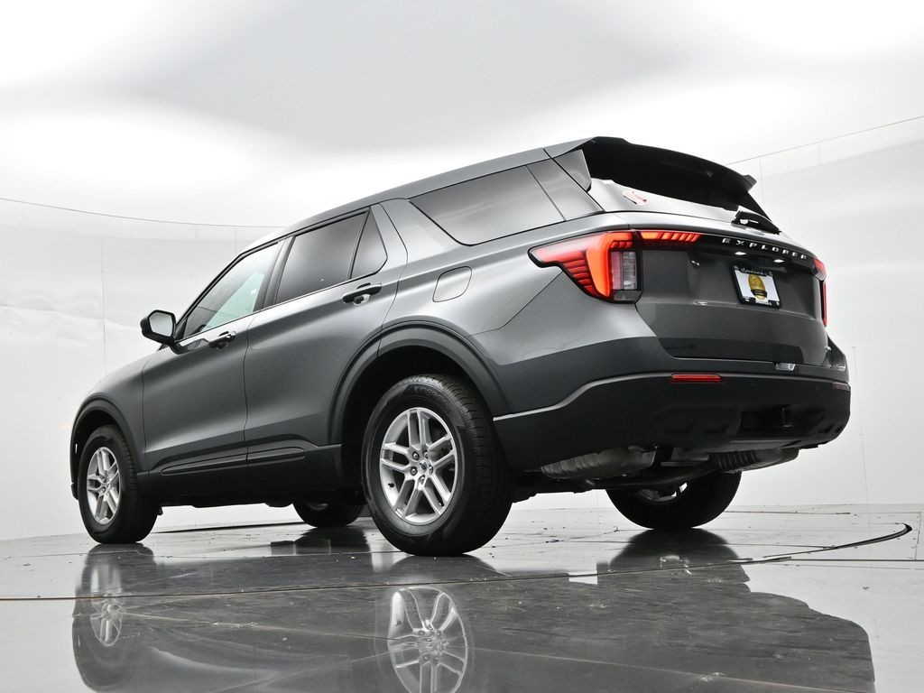 Ford Explorer Vehicle Full-screen Gallery Image 24