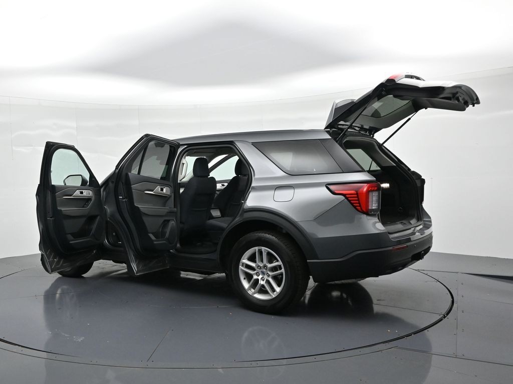 Ford Explorer Vehicle Full-screen Gallery Image 26