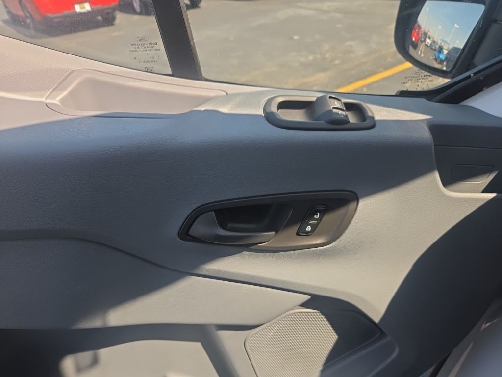 Ford Transit Wagon Vehicle Full-screen Gallery Image 11