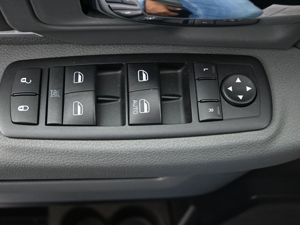 Ram 1500 Vehicle Full-screen Gallery Image 21