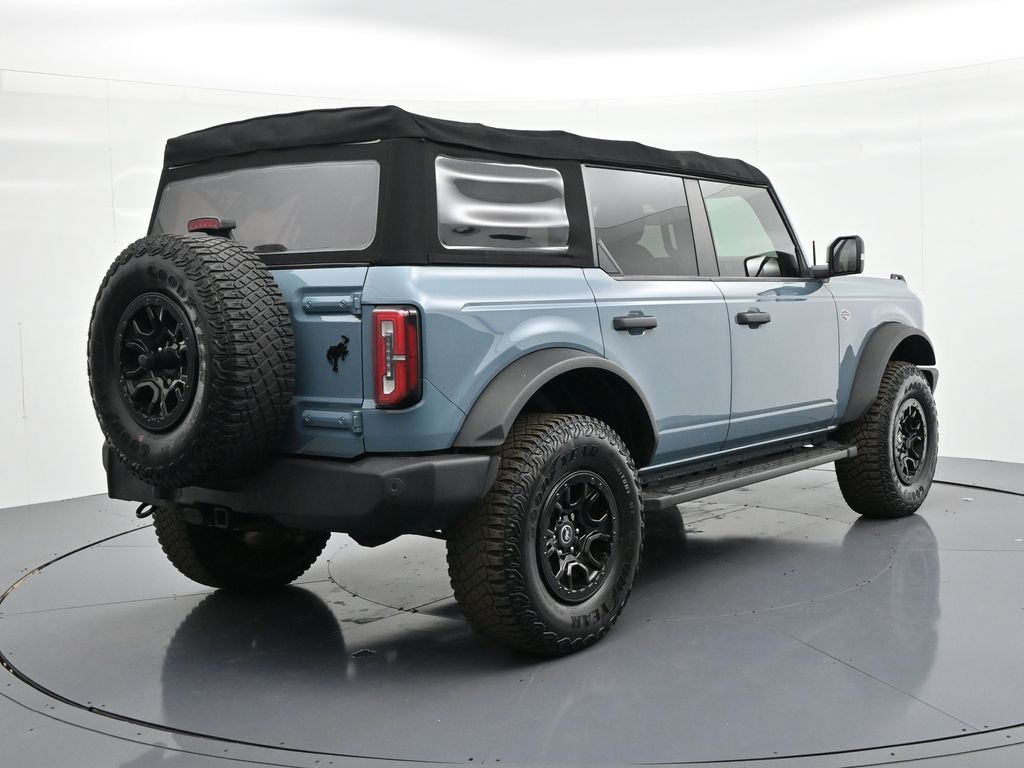 Ford Bronco Vehicle Full-screen Gallery Image 06