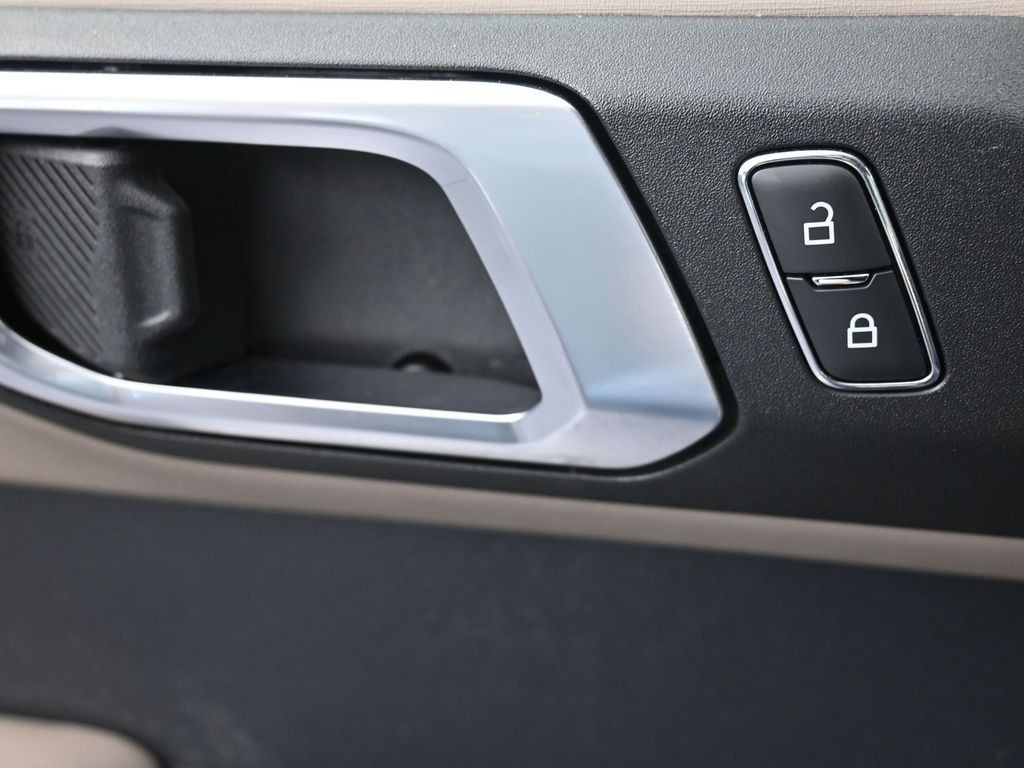 Ford Bronco Vehicle Full-screen Gallery Image 24