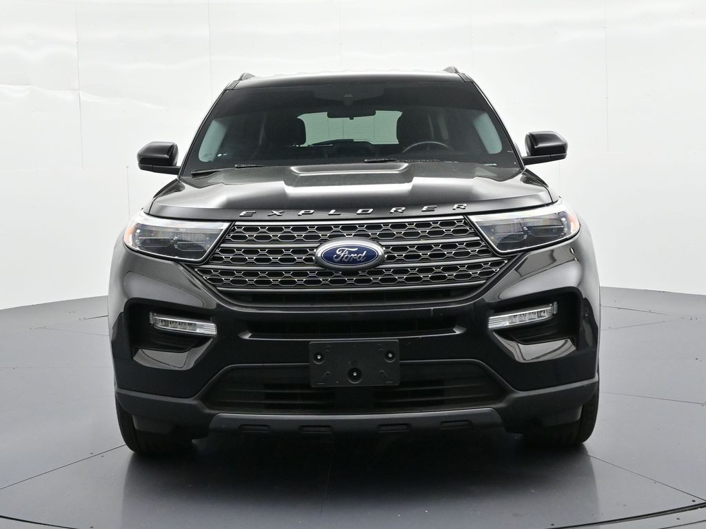 Ford Explorer Vehicle Full-screen Gallery Image 3