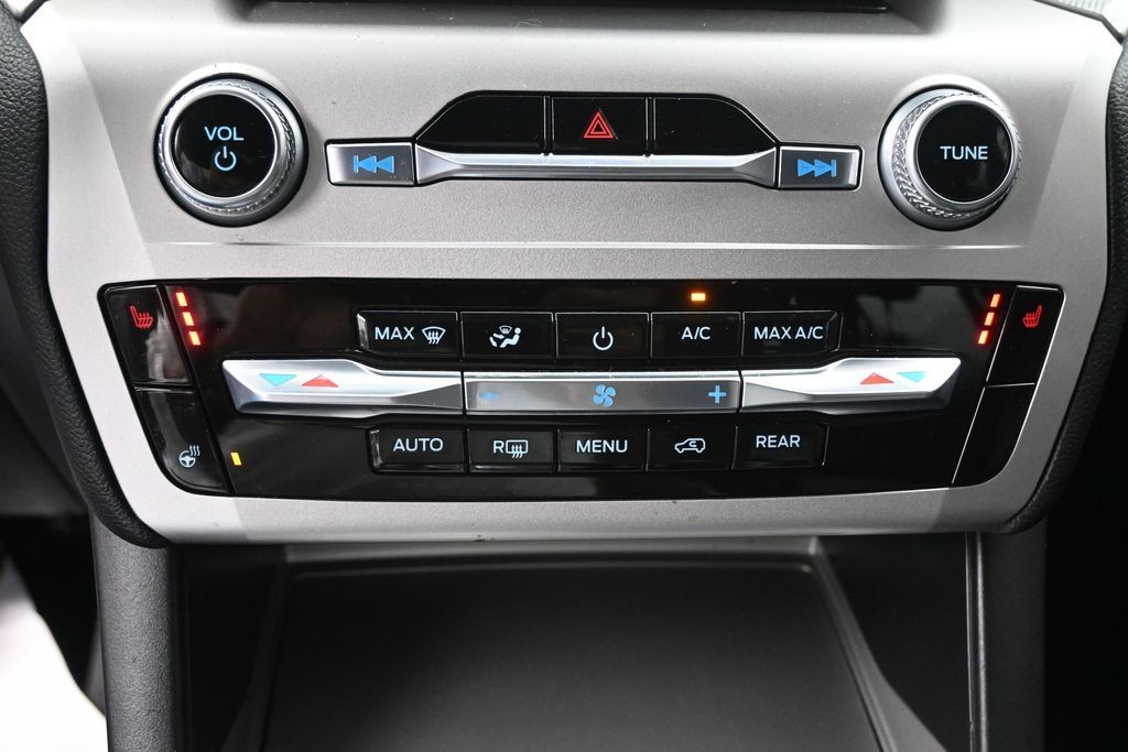 Ford Explorer Vehicle Full-screen Gallery Image 12