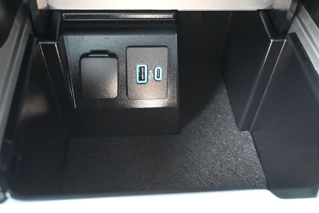 Ford Explorer Vehicle Full-screen Gallery Image 13