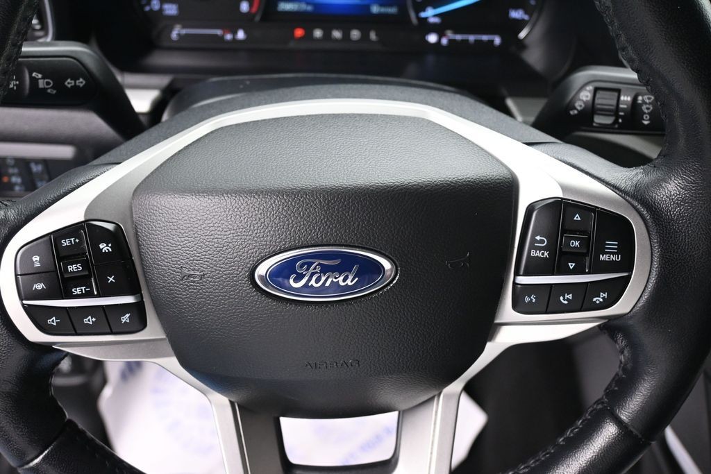 Ford Explorer Vehicle Full-screen Gallery Image 15