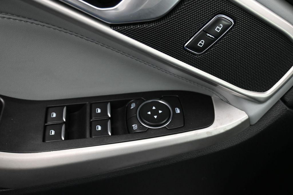 Ford Explorer Vehicle Full-screen Gallery Image 19