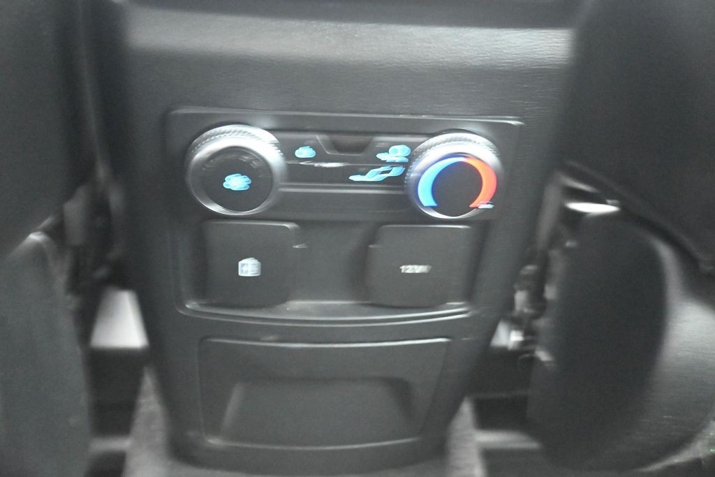 Ford Explorer Vehicle Full-screen Gallery Image 21