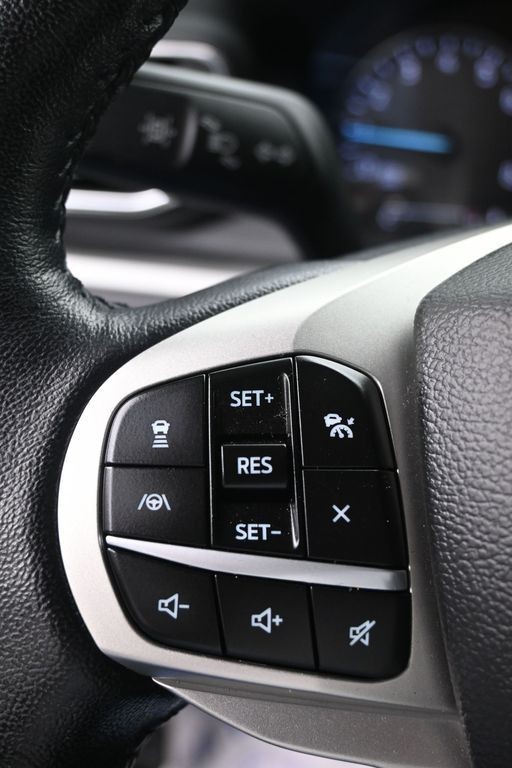 Ford Explorer Vehicle Full-screen Gallery Image 17