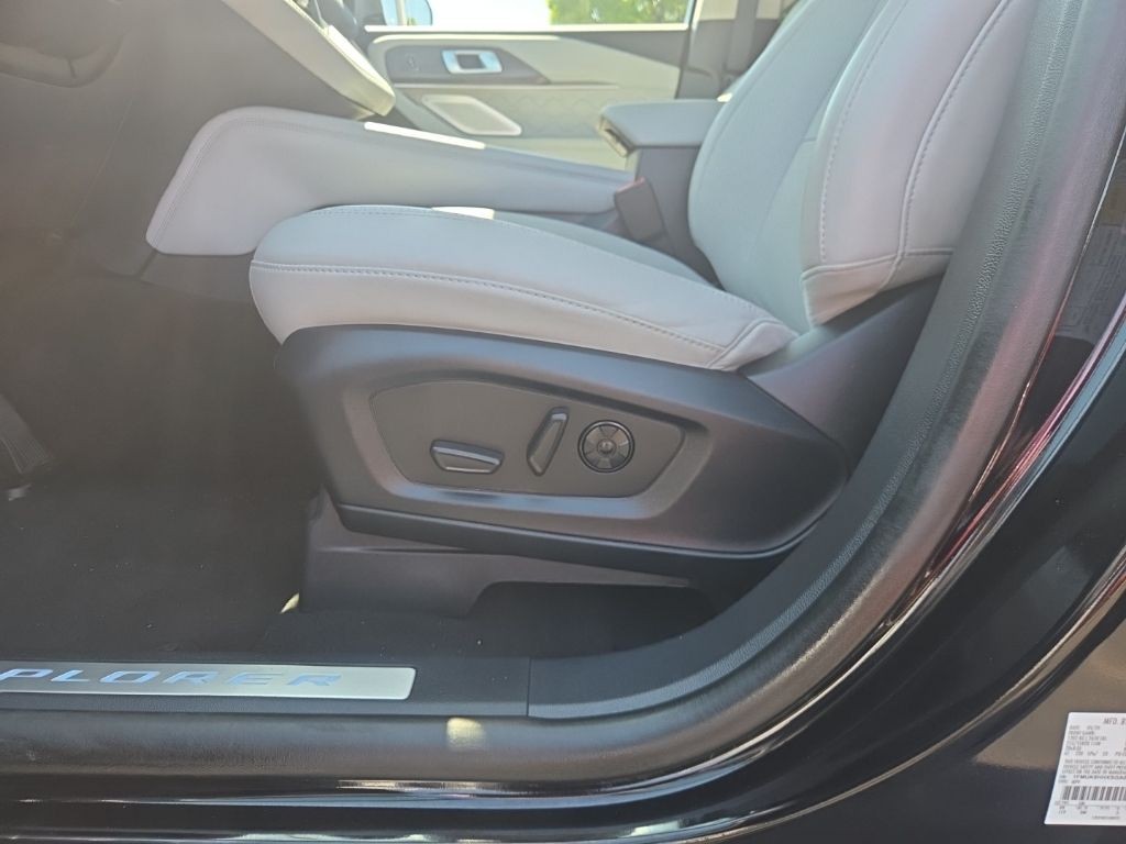 Ford Explorer Vehicle Full-screen Gallery Image 02