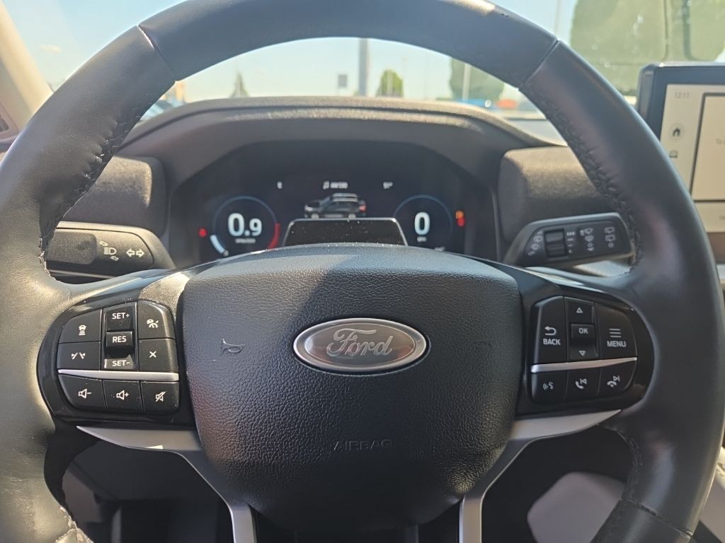 Ford Explorer Vehicle Full-screen Gallery Image 11