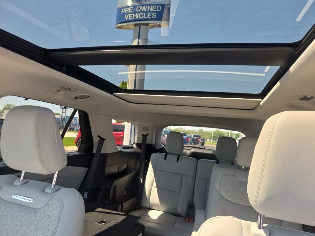 Ford Explorer Vehicle Full-screen Gallery Image 15