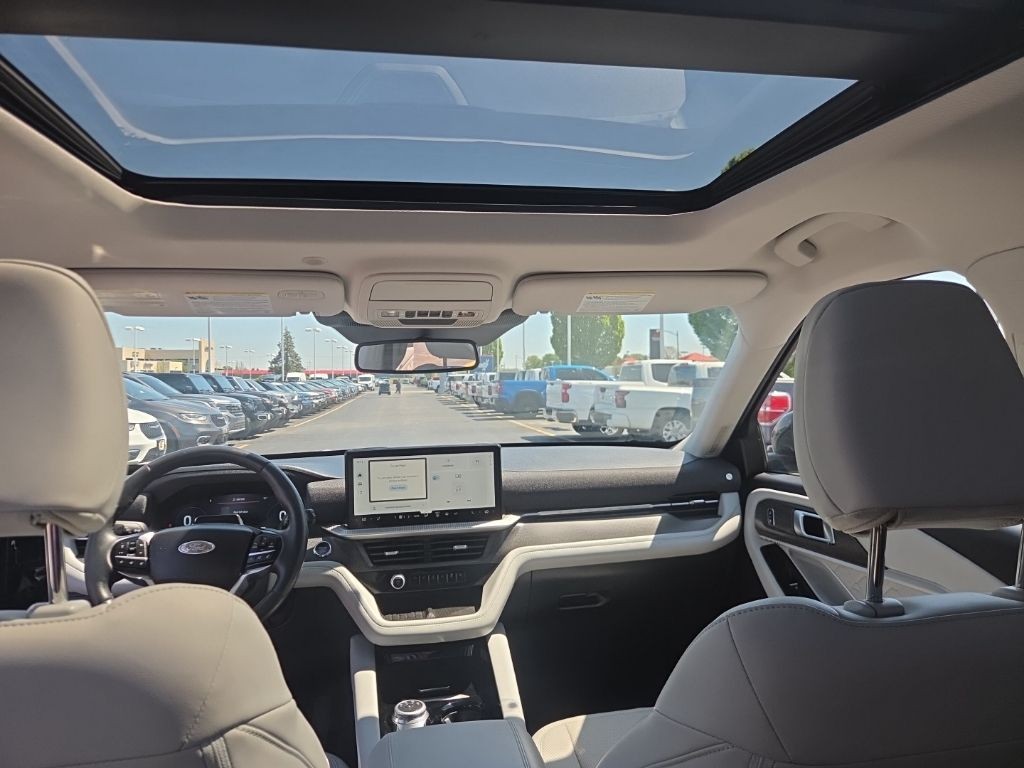 Ford Explorer Vehicle Full-screen Gallery Image 16