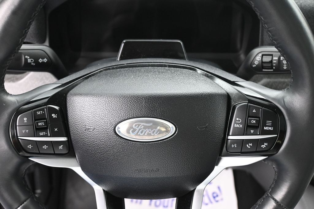 Ford Explorer Vehicle Full-screen Gallery Image 18