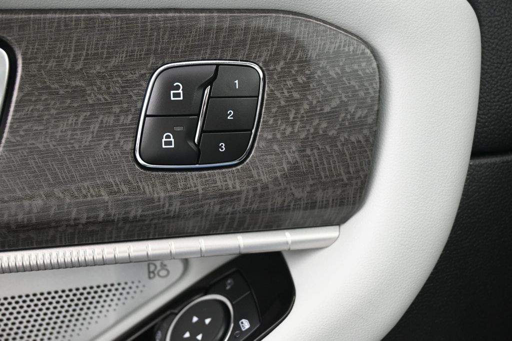 Ford Explorer Vehicle Full-screen Gallery Image 22