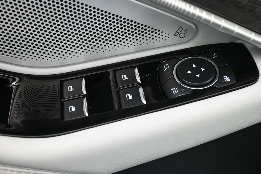 Ford Explorer Vehicle Full-screen Gallery Image 23