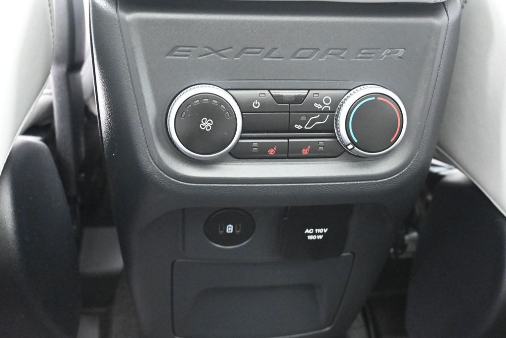 Ford Explorer Vehicle Full-screen Gallery Image 25